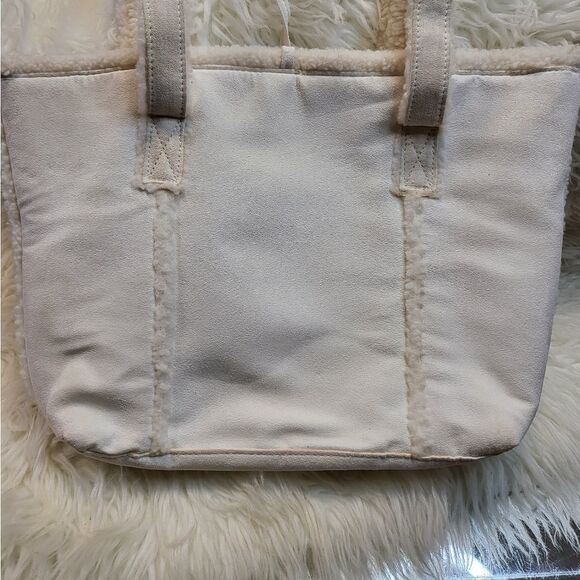 Bath & Body Works white faux suede & sherpa tote bag - Picture 1 of 4